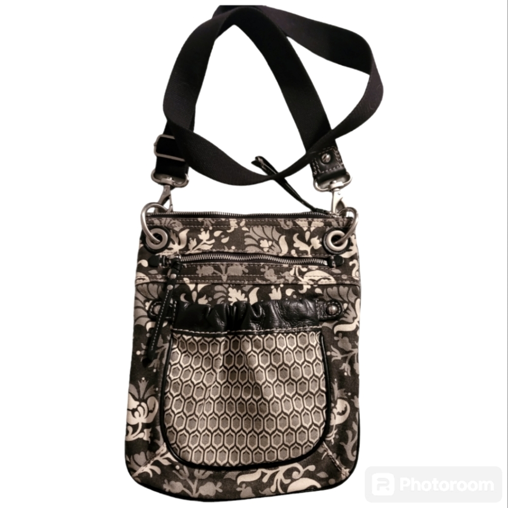 Vintage Fossil boho crossbody purse. Roomy, multiple pockets